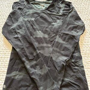 Athleta long sleeve Camo Shirt size Medium Great condition
